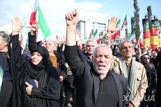 이스라엘군의 공습으로 숨진 알리레자 탕시리 혁명수비대 해군사령관의 장례식이 테헤란 시내에서 진행되고 있다.