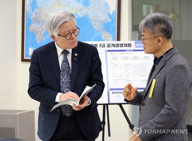 지난 1월 국가공무원 7급 공개경쟁채용 제2차 시험장 사전점검하는 최동석 인사혁신처장 