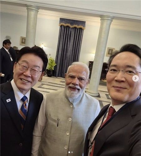 기념사진을 촬영하는 이재명 대통령과 모디 총리, 이재용 회장