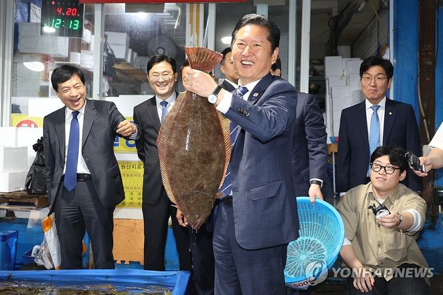 광어 들어보는 민주당 정청래 대표