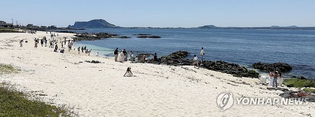 제주 우도 바다 즐기는 관광객