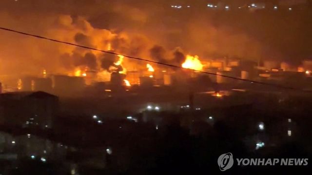 우크라 드론 공격에 화재 발생한 러시아 투압세 항구