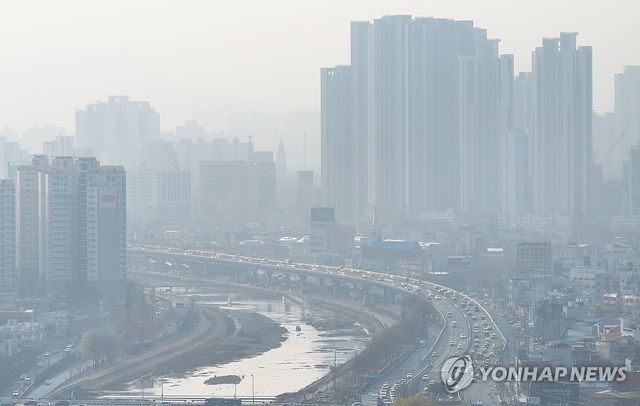 미세먼지에 갑갑한 출근길