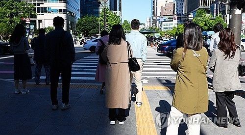 서울 종로구 광화문네거리에서 겉옷을 입은 시민들이 신호를 기다리고 있다. [연합뉴스 자료사진]