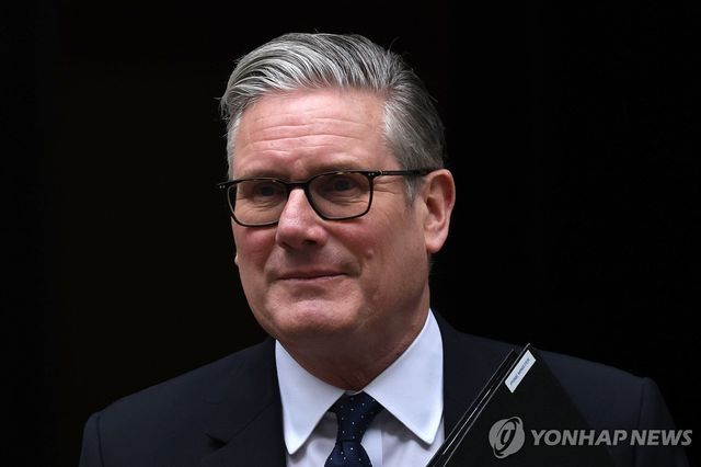 의회 출석 위해 총리실 나서는 스타머 총리