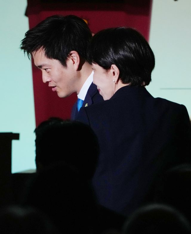 요시무라 히로후미 일본유신회 대표(왼쪽)과 다카이치 사나에 일본 총리