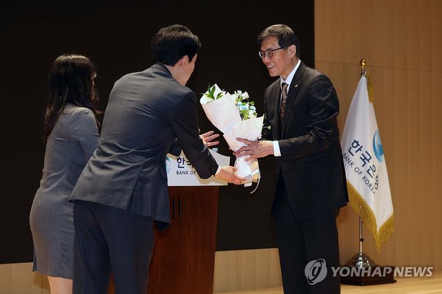 꽃다발 받는 이창용