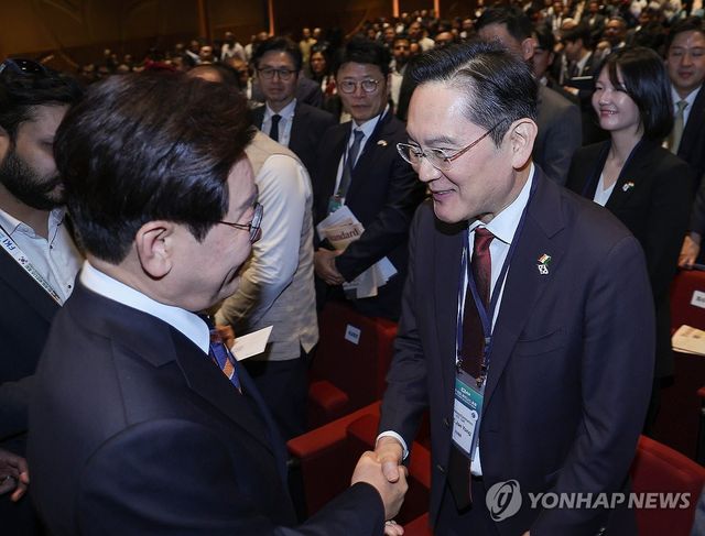 악수하는 이재명 대통령과 이재용 삼성전자 회장