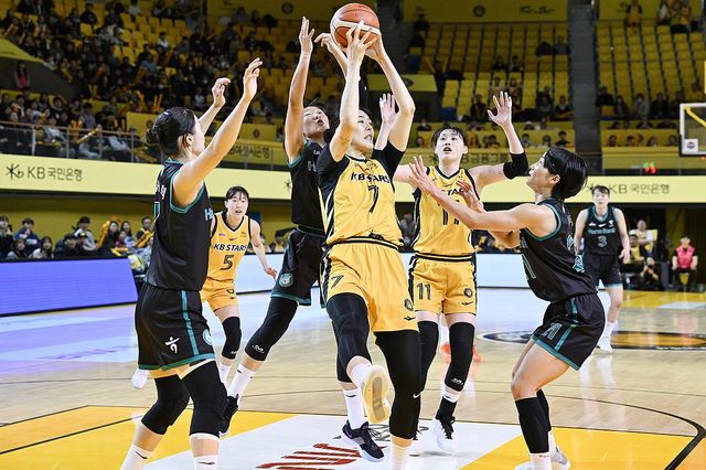 여자농구 KB, 하나은행 잡고 선두 수성…강이슬 24점