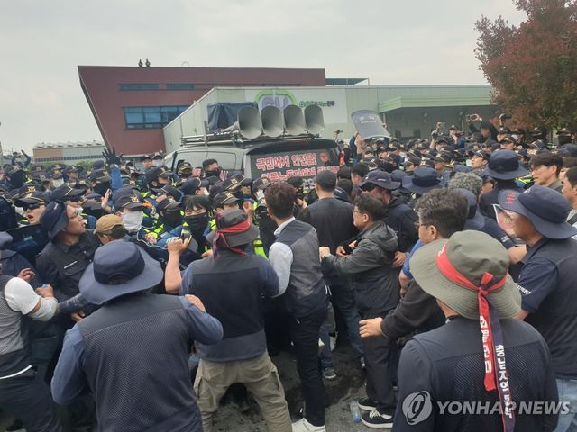 진주 화물연대 사망사고 집회 현장 '대치'