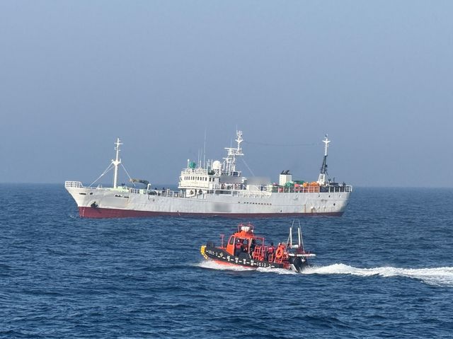 어선에 접근하는 해경