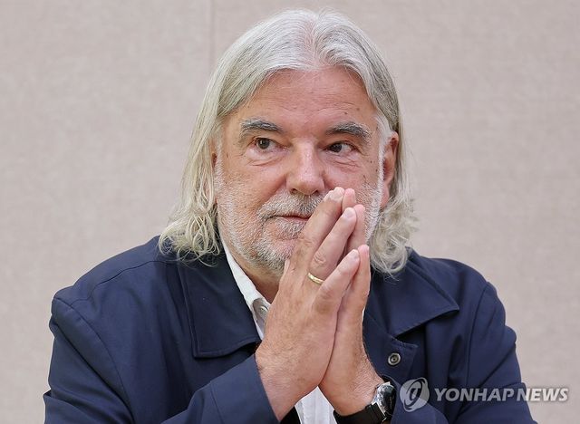 질문 듣는 하인츠 야니쉬