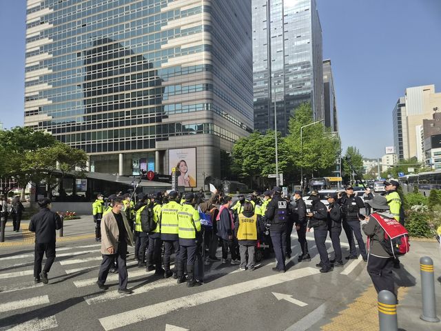 전장연, 도심 곳곳서 버스 저지 시위…차량 위 올라가기도 - 2