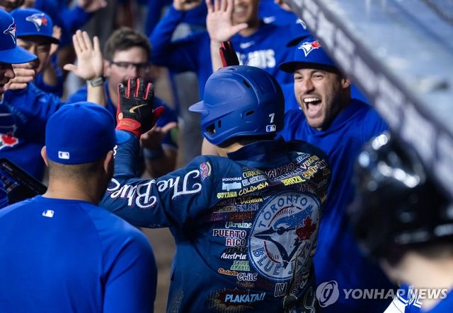 홈런에 기뻐하는 토론토 더그아웃