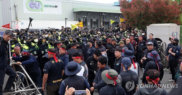 진주 화물연대 사망사고 집회 현장 '대치'