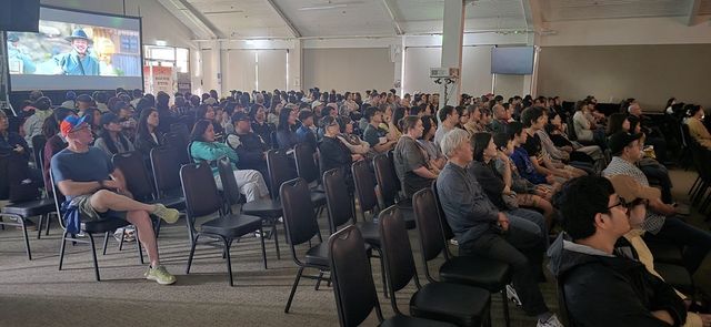 영화 '왕과 사는 남자' 관람하는 축제 참가자들