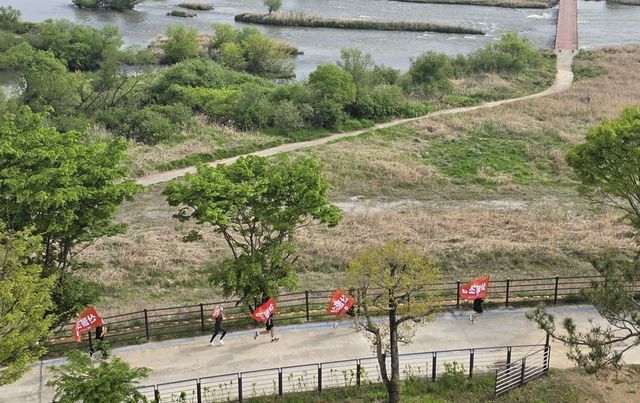 러닝하며 산불예방 홍보하는 곡성군 공직자들