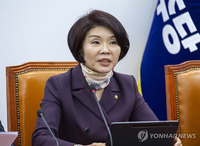 발언하는 한정애 정책위의장