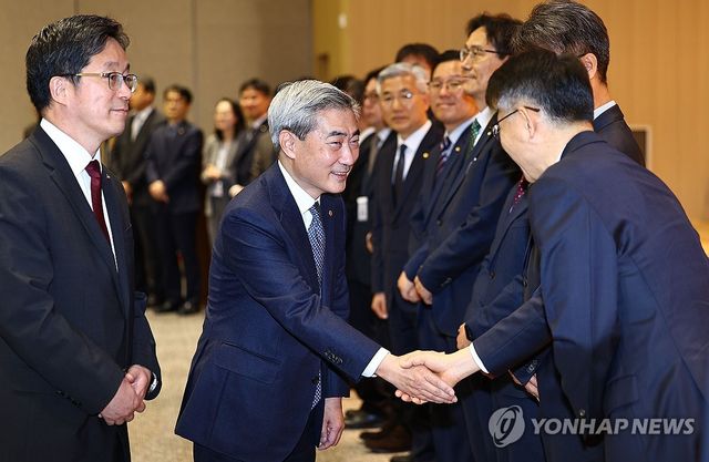 직원들과 인사하는 신현송 한은 총재