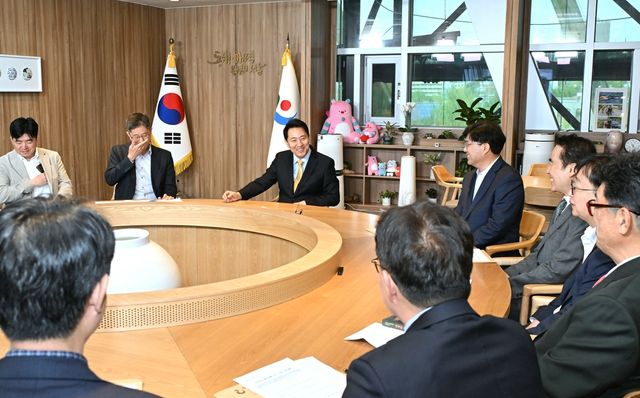 간담회에서 대화하는 오세훈 시장