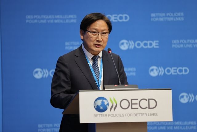 OECD 가입 30주년 기념 세미나에서 개회사하는 백태웅 대사