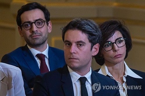 가브리엘 아탈 전 총리(앞)와 스테판 세주르네 EU 집행위원(뒤)