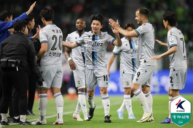 역전 결승골을 터트린 인천 이동률(가운데)이 동료들과 세리머니 하고 있다.