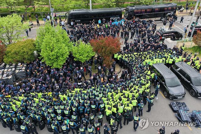 BGF로지스 진주센터 앞 화물연대-경찰 대치