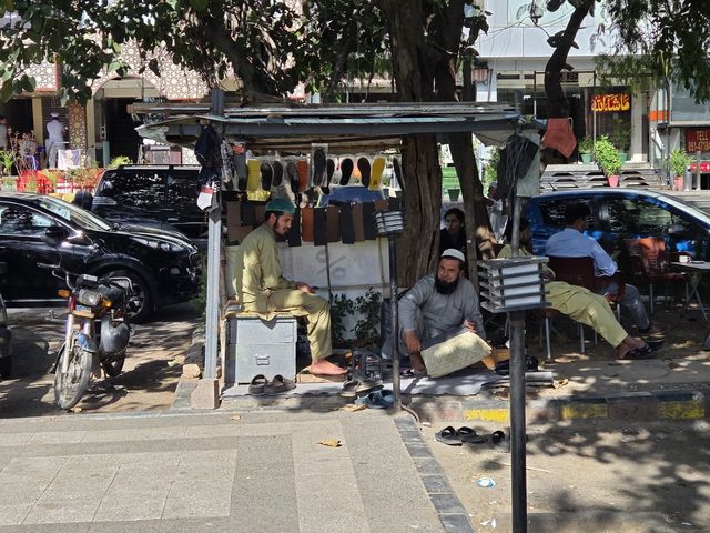 손님 없어 쉬고 있는 이슬라마바드 상인들