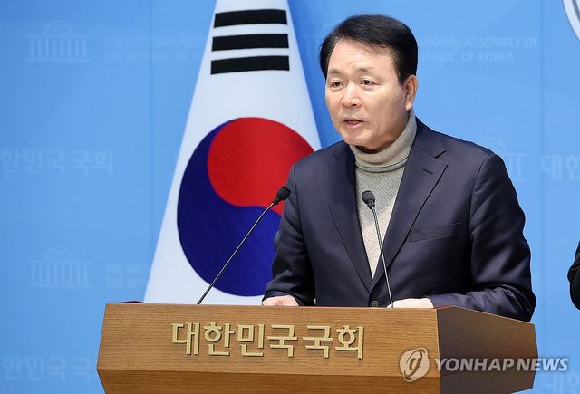 소통관 기자회견 하는 성일종 의원