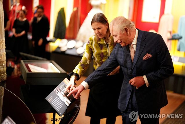 20일 버킹엄궁 킹스갤러리에서 여왕 생애 돌아보는 전시를 둘러보는 찰스 3세