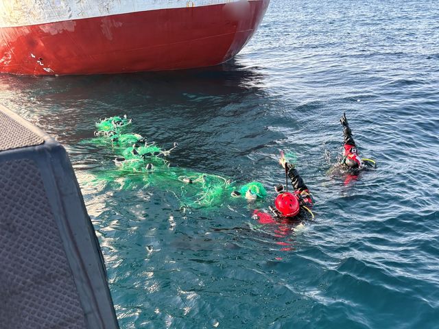 부유물 제거 작업 중인 해경