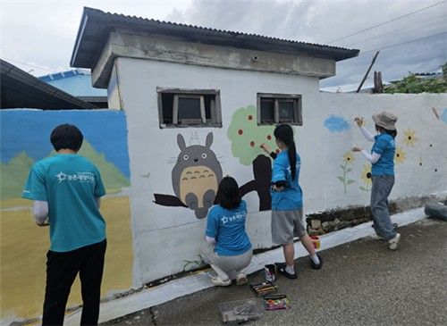 전북 정읍시 서신마을에서 진행한 마을벽화그리기 봉사