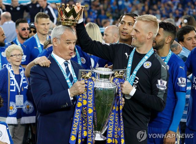 EPL 우승 트로피를 들고 기뻐하는 클라우디오 라니에리 감독