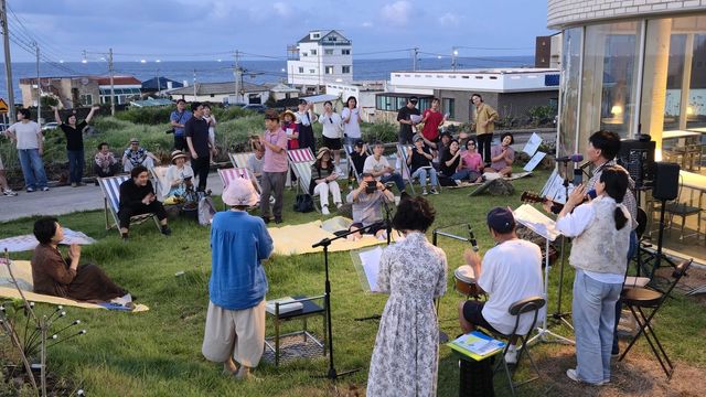 2025년 제주시 신촌리 버스킹 장면