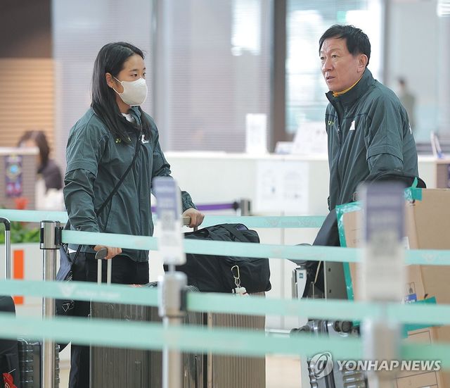 대화 나누는 안세영-박주봉 감독