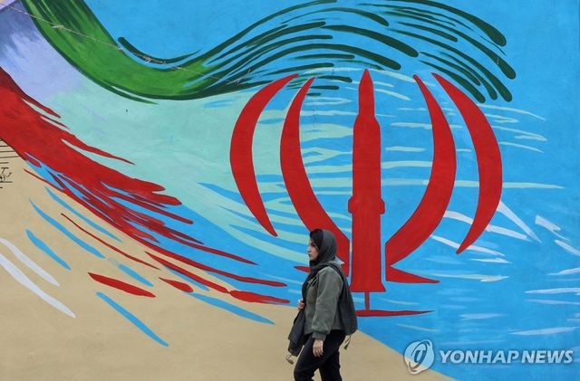 이란 국기가 그려진 테헤란 시내 벽화