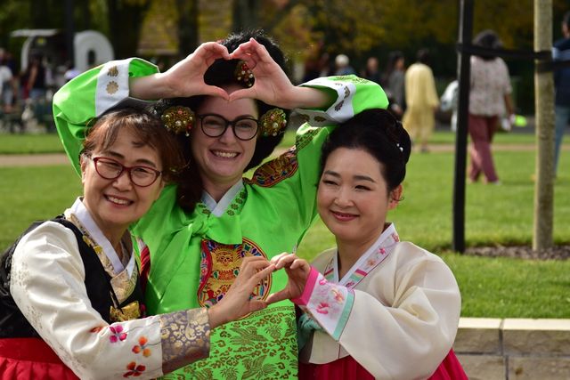 고정미(왼쪽) 한인회장과 엠마(가운데) 해밀턴 시의회 대표위원