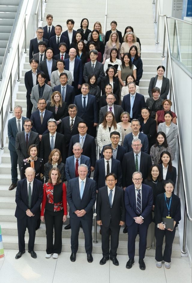 한국의 OECD 가입 30주년 기념 세미나에 참석한 관계자들