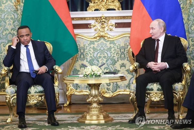 지난 2월 19일 러시아 모스크마 크렘린궁에서 정상회담한 마이클 랜드리아니리나(왼쪽) 마다가스카르 임시 대통령과 블라디미르 푸틴 러시아 대통령 [타스=연합뉴스 자료사진. 재판매 및 DB 금지]