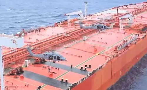 인도태평양 구역에서 이란 연계선박 나포하는 미군