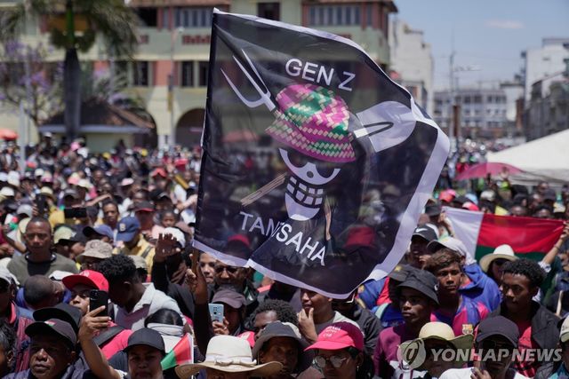 지난해 10월 마다가스카르 수도 안타나나리보에서 열린 Z세대 청년들의 시위 [AP=연합뉴스 자료사진. 재판매 및 DB 금지]
