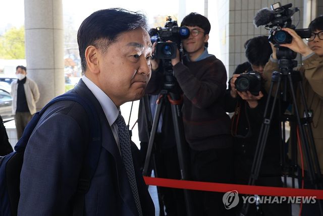 법원 들어서는 김관영 전북지사