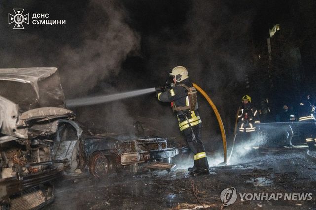 러시아 드론 공격받은 수미지역에서 화재 진압하는 소방관