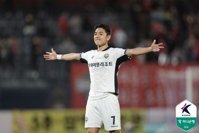 골 세리머니 하는 강원 김대원.