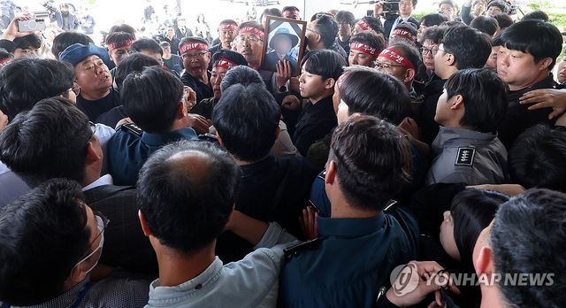 경남경찰청 입구서 청장 면담요구