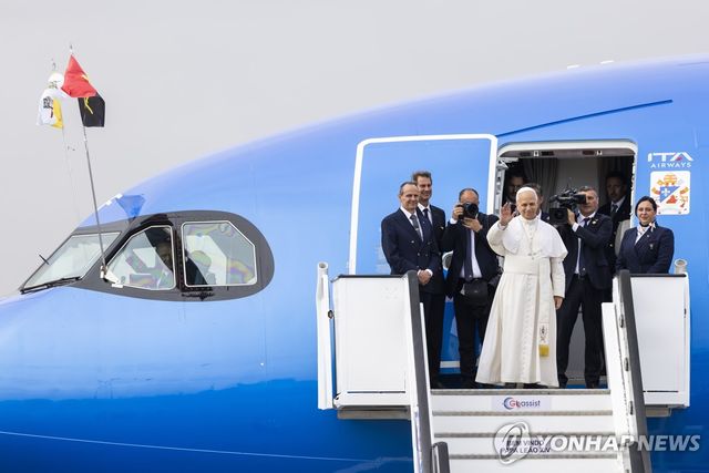 21일(현지시간) 앙골라 떠나는 레오14세 교황