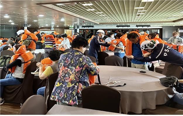 이용객들과 구명조끼 착용을 시연하는 모습