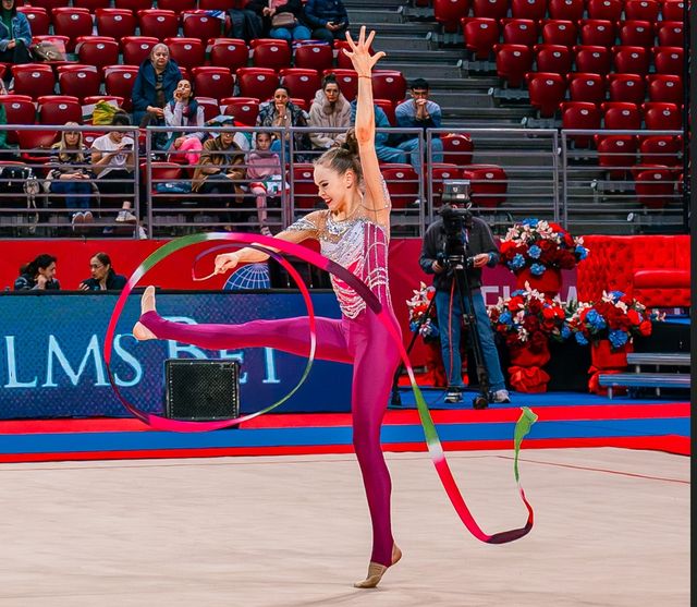 리본 연기를 펼치는 베라 투골루코바