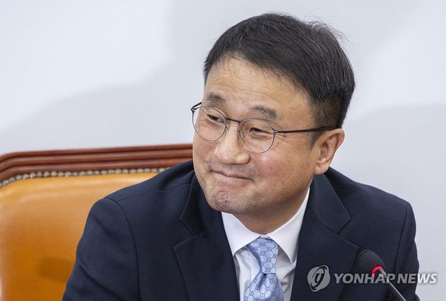 차기 원내대표 선거 출마 관련 질문 받는 한병도